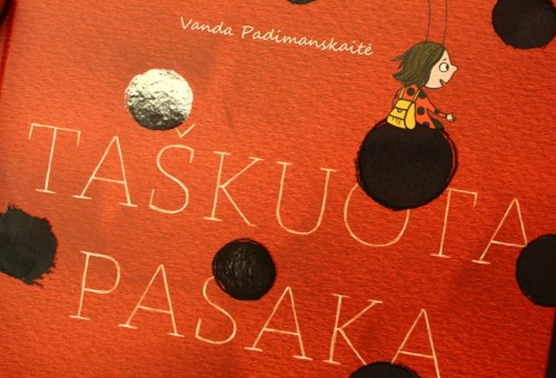 Rimanto Kaukėno fondo išleistą knygą „Taškuota pasaka“ įsigykite ir arenoje